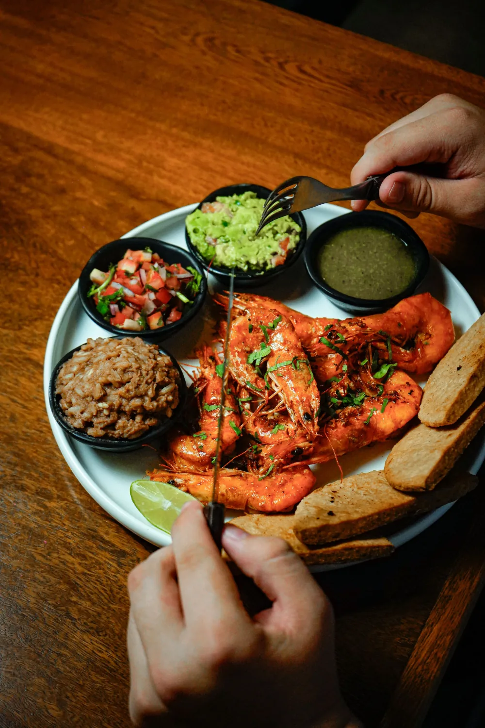 Plato de camarones para compartir