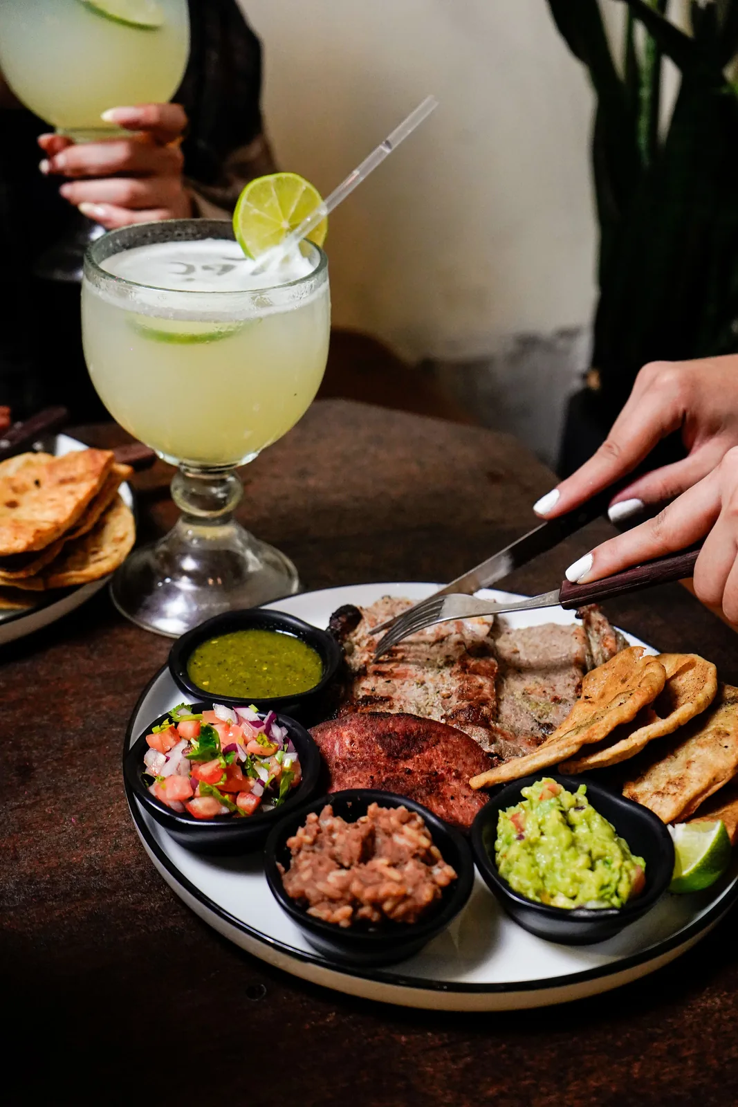Mesa servida en La Parrilla